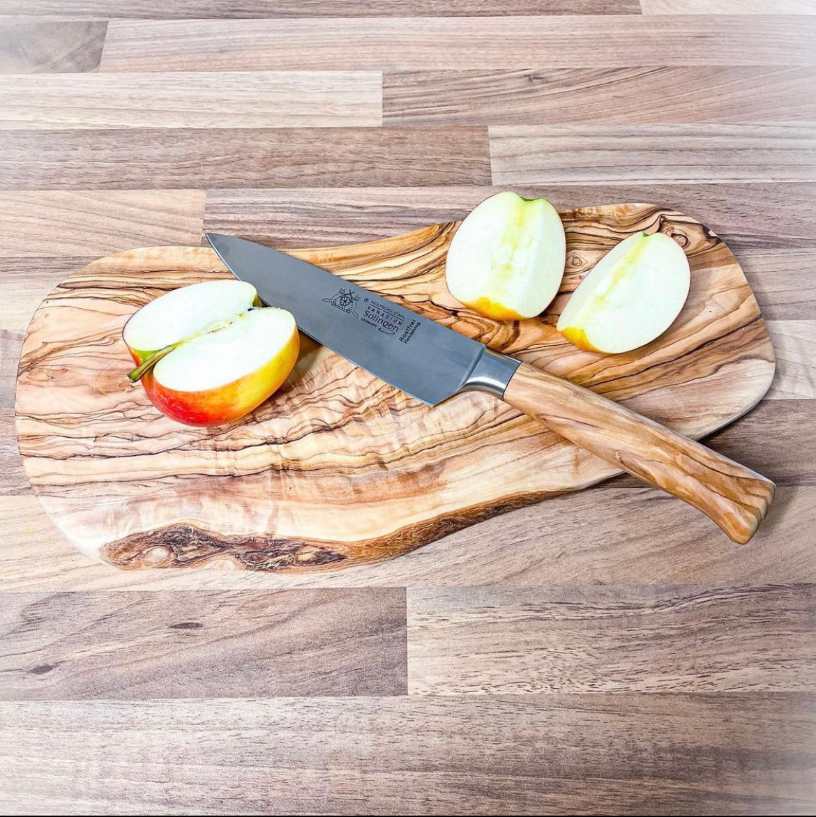 Küchenmesser und Apfel